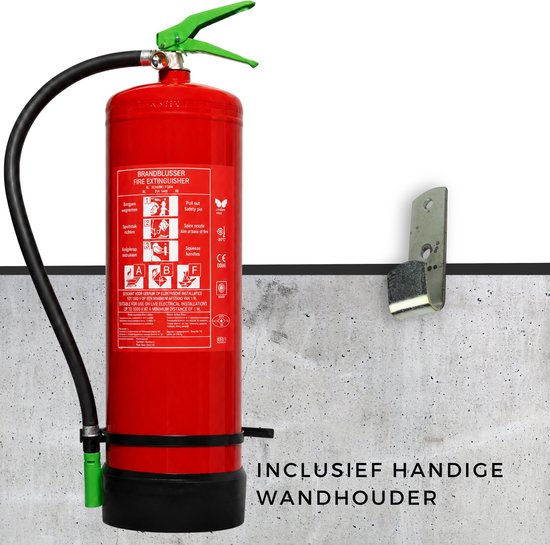 Rode brandblusser met groene hendel, naast een muurbeugel tegen een betonnen achtergrond.