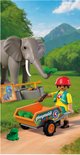 Playmobil olifant met dierentuinmedewerker in gele vest, die bladeren in een oranje wagen schept.