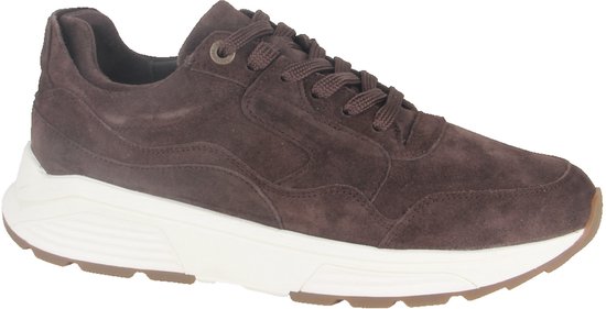 Donkerbruine suède Xsensible sneaker met witte zool en bruine veter, schuin van voren gezien.