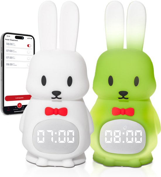 Twee konijnen slaaptrainers, één wit en één groen, met rode strikjes en een digitale tijdweergave. Een smartphone met app staat ernaast.