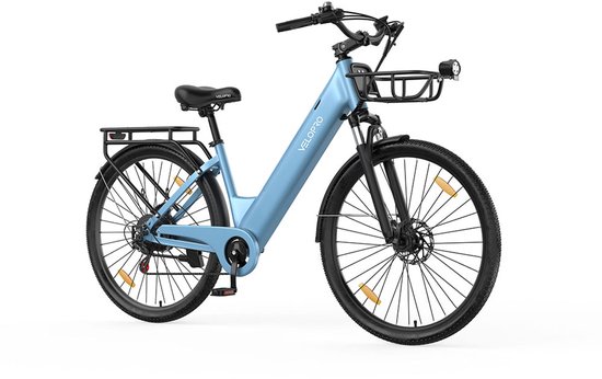 Hemelsblauwe elektrische fiets met voor- en achterdrager, voorvering en mand.