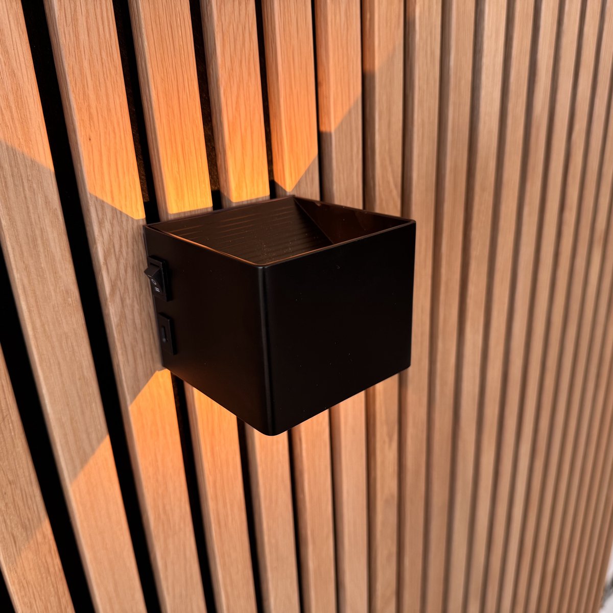 Wandlamp voor akoestische panelen - oplaadbaar - Verstevigde magnetische achterplaat - Zonder Boren - 5000mAh accu - 3000K warm wit licht - Met bewegingssensor - Zwart - 1 stuk