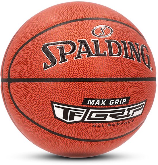 Oranje Spalding basketbal met "MAX GRIP" en "FG2T ALL SURFACE" opdruk.