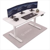 Wit elektrisch verstelbaar bureau met drie monitors, een toetsenbord, muis, headset en een kleine plant. Stane logo op het bureau en de grijze mat.