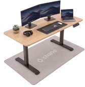 Elektrisch verstelbaar bureau met een licht eiken blad, twee monitoren, laptop, toetsenbord en muis. Zwarte poten en een antraciet grijze mat met 'Stane' logo.