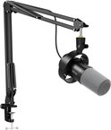 Zwarte Fifine dynamische microfoon met grijze windkap, bevestigd aan een zwarte, verstelbare boom arm met klem.