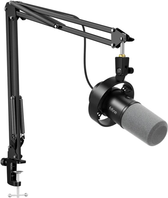 Zwarte Fifine dynamische microfoon met grijze windkap, bevestigd aan een zwarte, verstelbare boom arm met klem.
