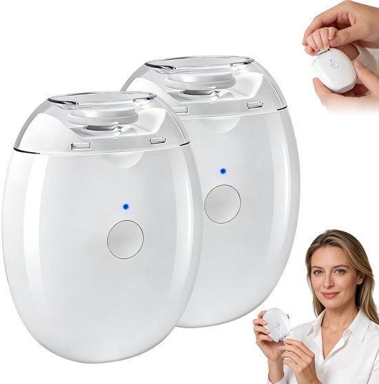 Twee witte, ovale, elektrische nagelknippers. Een vrouw houdt er een vast en een detail toont het gebruik bij een baby.