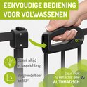Hand opent het zwarte hekje. Tekst: 'Eenvoudige bediening voor volwassenen'. Deur sluit automatisch.