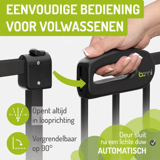 Hand opent het zwarte hekje. Tekst: 'Eenvoudige bediening voor volwassenen'. Deur sluit automatisch.