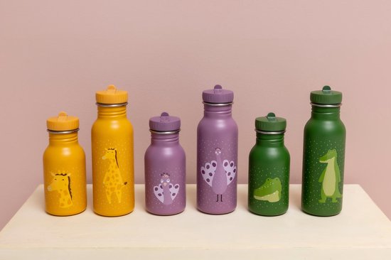 Zes drinkflessen in geel, paars en groen, met afbeeldingen van dieren.