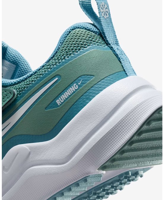 Detail van de groene Nike sneaker met de tekst "RUNNING" en een witte swoosh.