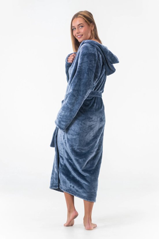 Femme en peignoir bleu extra long à capuche, ceinture et poches, vue de dos.