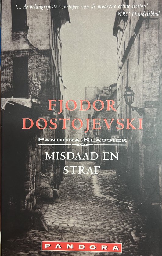 Boek "Misdaad en Straf" van Fjodor Dostojevski, Pandora Klassiek. Zwart-wit omslag met straatbeeld en rode tekst.
