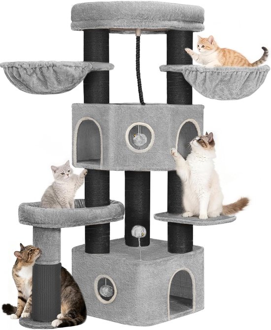 Een statige, lichtgrijze kattenboom met meerdere verdiepingen,sisal krabpalen, zitjes en een grot, met vijf katten die de verschillende onderdelen van de kattenboom verkennen.