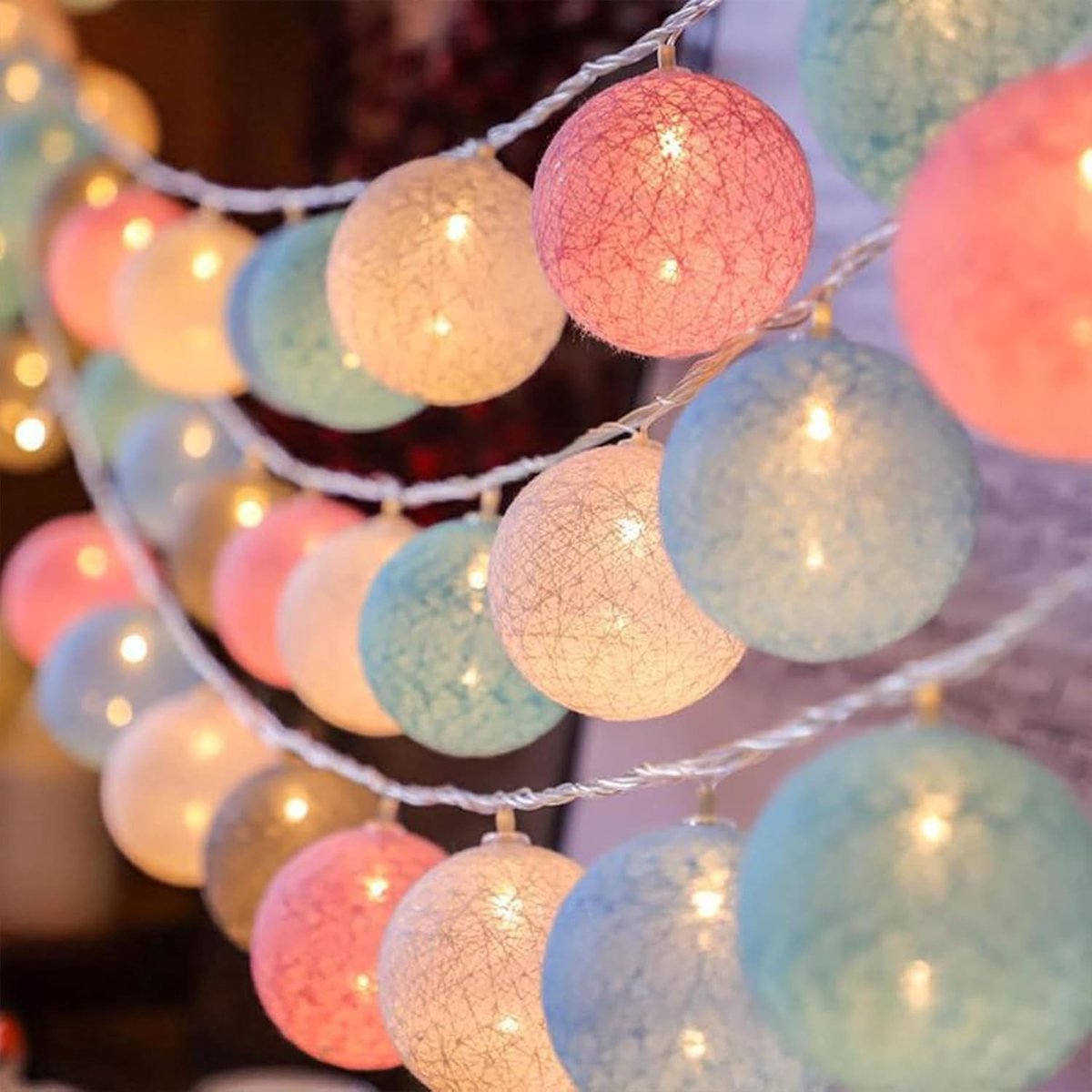 Lichtsnoer met Katoenen Ballen - Multicolor - 1,5 m - LED Lichtsnoer met 10 Ballen van 4 cm - Voor Feestdecoratie