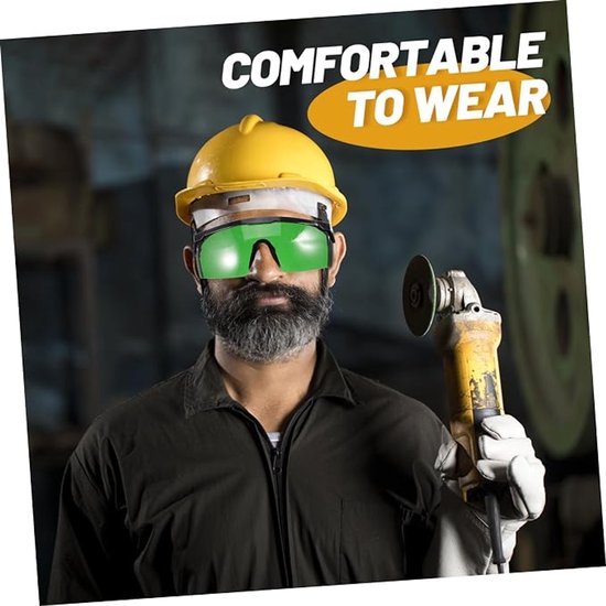 Man met baard en gele helm draagt een groene veiligheidsbril. Tekst: 'COMFORTABLE TO WEAR'.