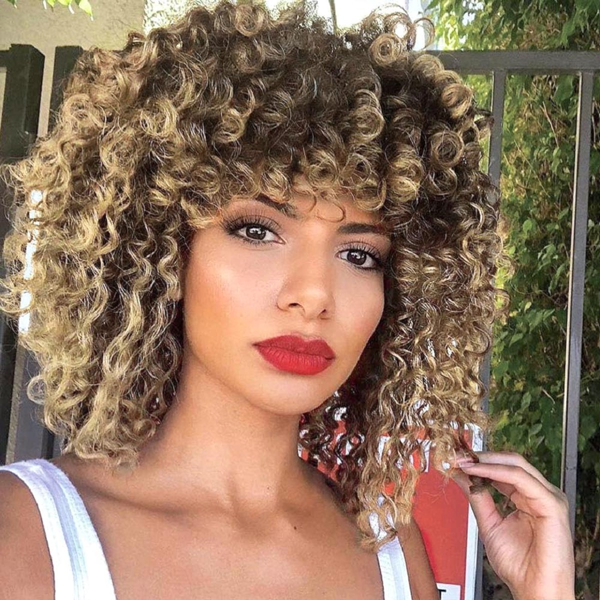 SnelShoppen - Ombre Blonde Perook Kruidige Krullen voor Vrouwen, Korte Kinky Krullende Haar met Pony, 36 cm, Volumineus, Synthetisch, Perfect voor Fee