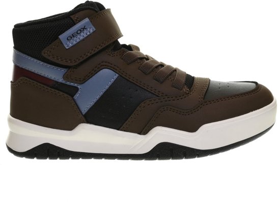 Donkerbruine hoge Geox sneaker met blauwe en bordeauxrode details, zwarte streep, witte zool en klittenband.