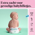 Baby met luier, zittend, kijkt naar een blauw vogel-icoon. Text: Extra zacht voor gevoelige babybilletjes.
