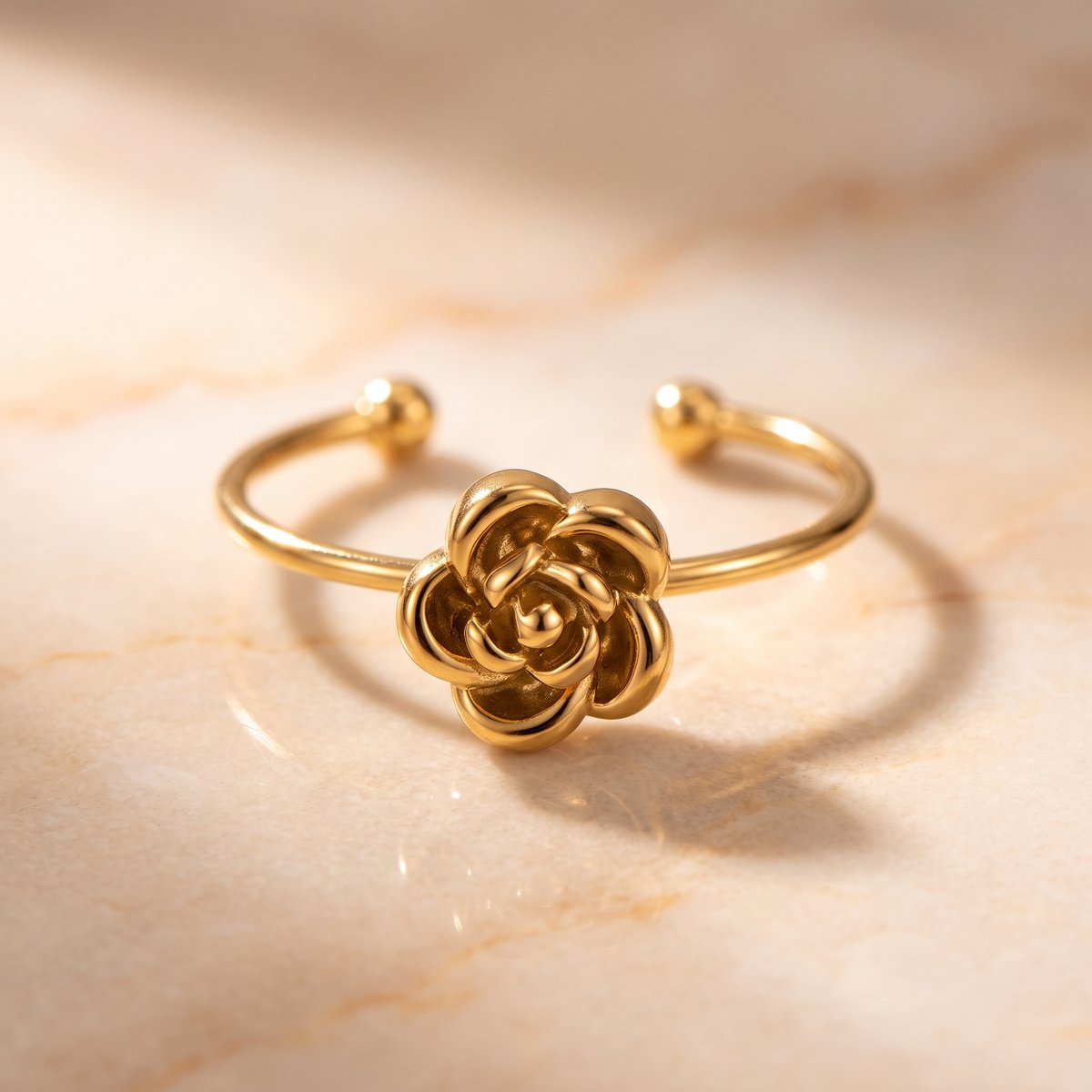 Lundholm Roos Ring Dames Goudkleurig - Premium Stainless Steel Gold PVD Plated - Verstelbare Ring - Open Ring met Bloem Design Ringen Dames - Luxe Cadeau voor Haar Verjaardag Cadeau Sieraad - Waterproof & Hypoallergeen - Scandinavisch Design