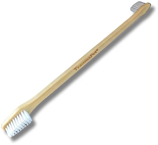 Een dubbelzijdige tandenborstel van bamboe, op een witte achtergrond.