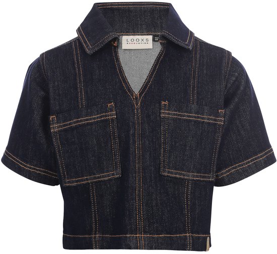 Donkerblauwe denim crop top met korte mouwen, kraag, opgestikte borstzakken en oranje stiksels.
