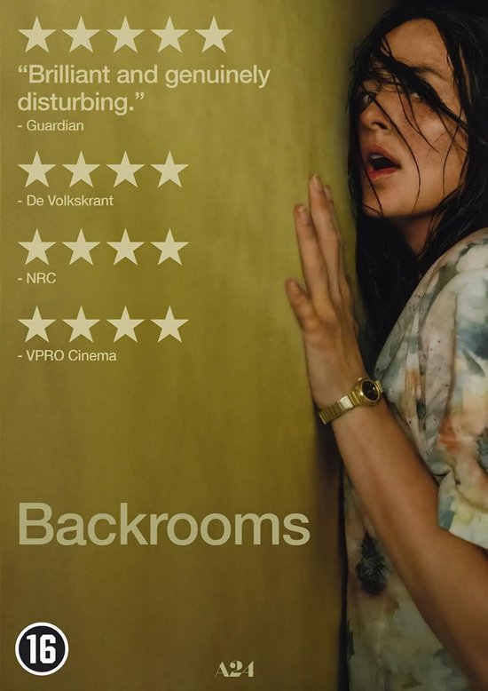 Een vrouw met lang donker haar leunt tegen een olijfgroene muur. Haar mond is half open en ze draagt een horloge. De tekst 'Backrooms' staat groot in beeld.