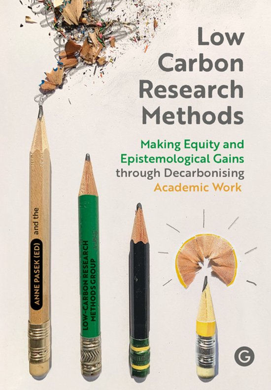 Boek "Low Carbon Research Methods" met vier potloden en potloodslijpsel.