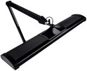 Zwarte bureaulamp met een verstelbare arm en een lange, rechthoekige lampenkap met ribbels.