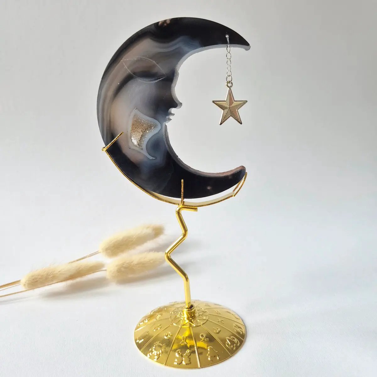 Druzy Grijze Agaat Maan op Goudkleurige Standaard – 10cm #19 - Edelsteen Gezicht Gravure Spiritueel Interieur
