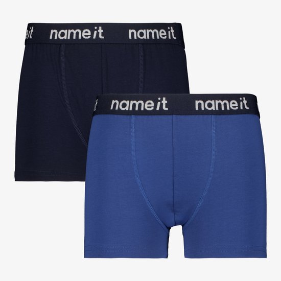 Twee jongens boxershorts van Name It. Eén in het donkerblauw en één in het kobaltblauw, beide met een zwarte tailleband met logo.