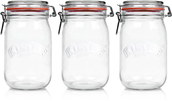 Trois bocaux en verre Kilner vides avec joints en caoutchouc orange et fermetures métalliques alignés.