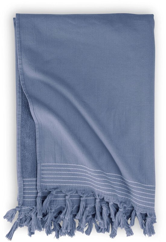 Gevouwen blauwe hamamdoek met witte strepen en franjes, geïsoleerd op een witte achtergrond.
