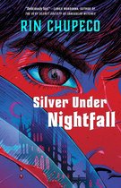 Couverture de livre avec un œil rouge saisissant et un couteau argenté. Le titre 'Silver Under Nightfall' est écrit en grandes lettres blanches.