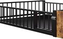 Detail van de opening en het zwarte metalen spijlenhek van een kinderbed met een houten zijpaneel.