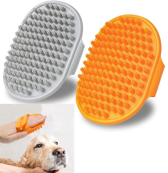 Oranje en grijze rubberen massageborstels voor huisdieren, met een kleinere afbeelding van een natte hond in bad.