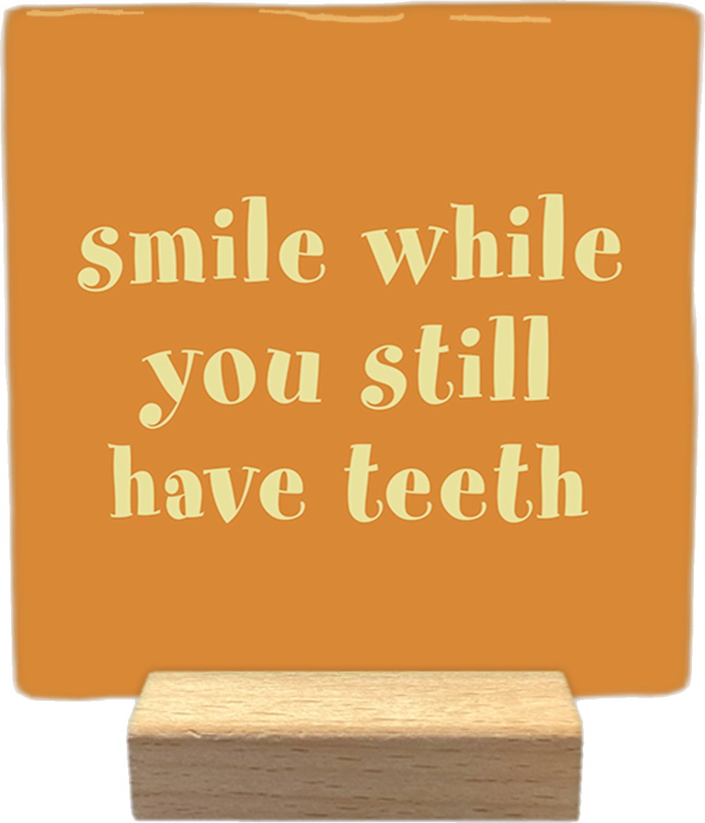 Artige Decoratie tegel met tekst- Smile while you still have teeth - keramisch - 10x10 cm - inclusief houder Oranje