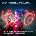Vrouwelijk personage met een zwarte gaming headset die luistert naar virtuele geluidsgolven, wat 360° ruimtelijk geluid symboliseert.