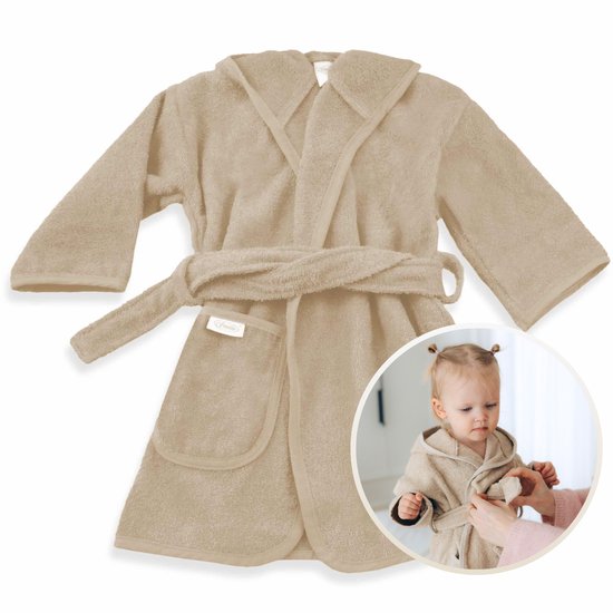 Zandkleurige kinderbadjas met ceintuur en zak, met inset van kind in badjas.