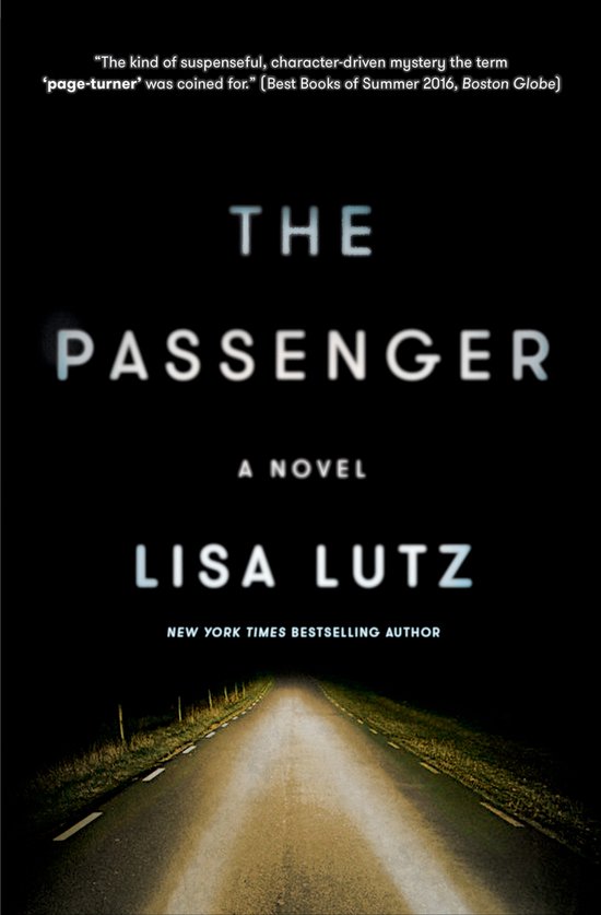 Boekcover van 'The Passenger'. De titel staat in grote letters bovenaan, gevolgd door 'A Novel' en de naam van de auteur, Lisa Lutz. Een donkere weg loopt naar de horizon.