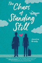 De cover van 'The Chaos of Standing Still' toont twee silhouetten van een man en vrouw, met een hart erboven. Een vliegtuig en wolken zijn te zien.