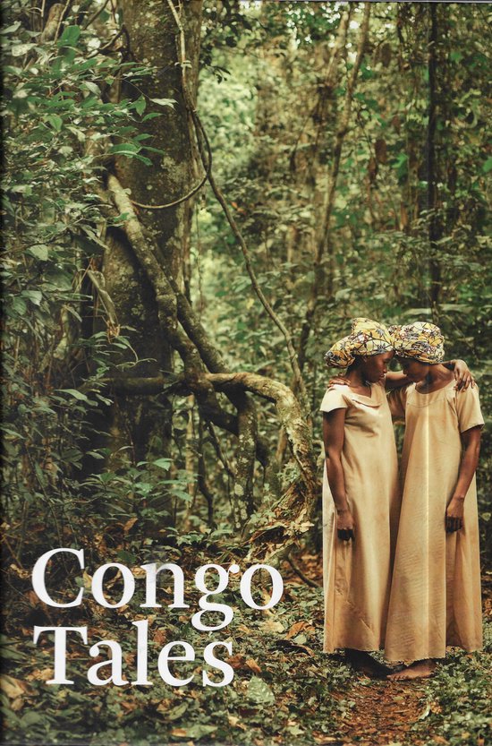 Twee vrouwen in beige jurken met kleurrijke hoofddoeken staan in een bos. Tekst: Congo Tales.