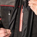 Binnenkant van de motorjas met rode 'EMERGENCY INFORMATION' label.