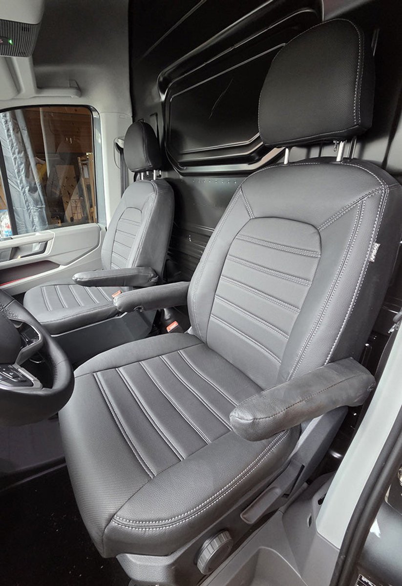 Pasvorm stoelhoezen Volkswagen Crafter / e-Crafter 2017-heden (past in versie met ergocomfort stoelen) - Kunstleer zwart
