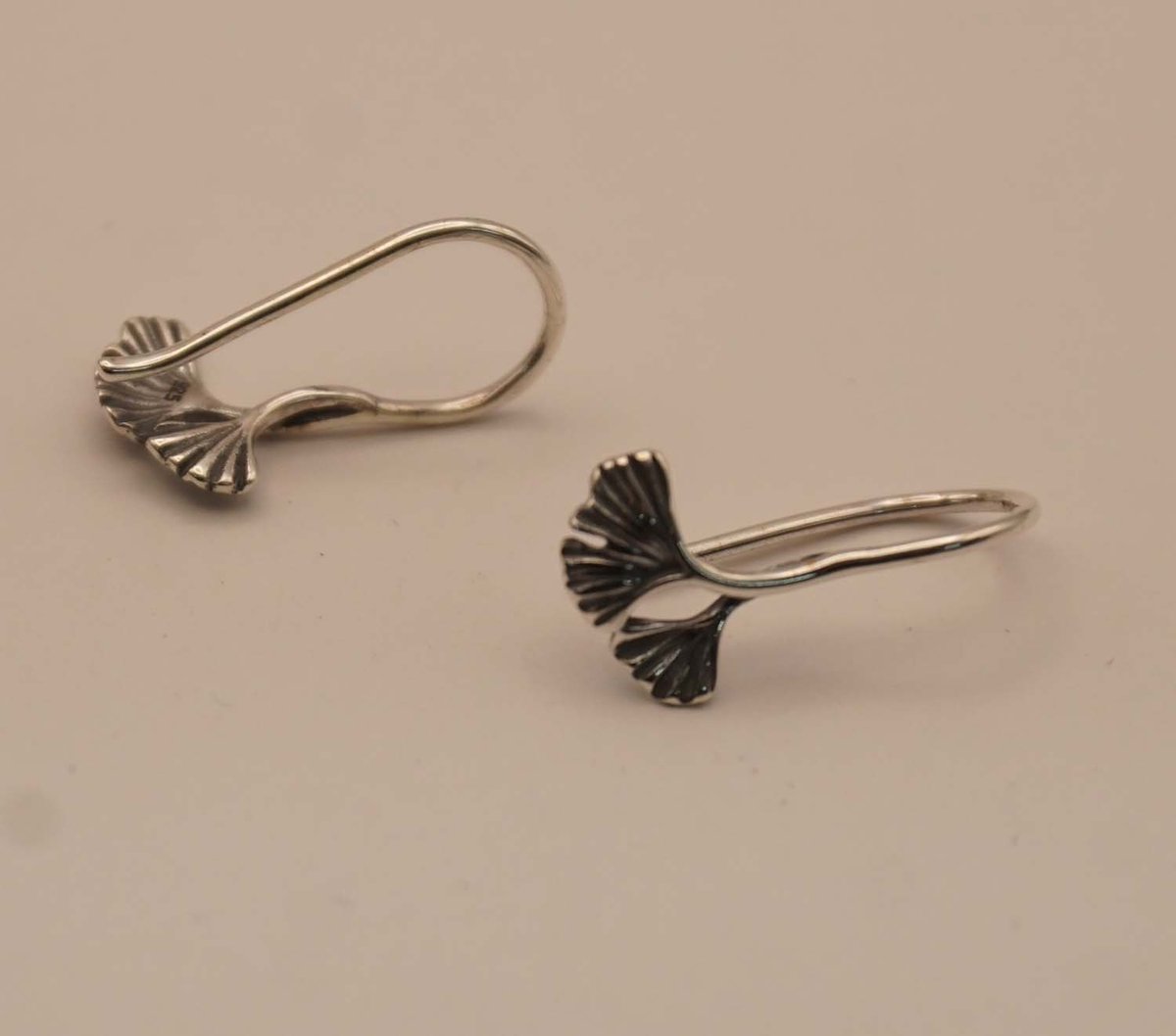 Sterling zilveren oorhangers bladjes - sierlijke oorhaken met bladjes gemaakt van 925 zilver - zilveren oorbellen van bladeren - leuke zilveren oorbellen voor feestje of zomaar - cadeau tip voor je vrouw, vriendin of dochter