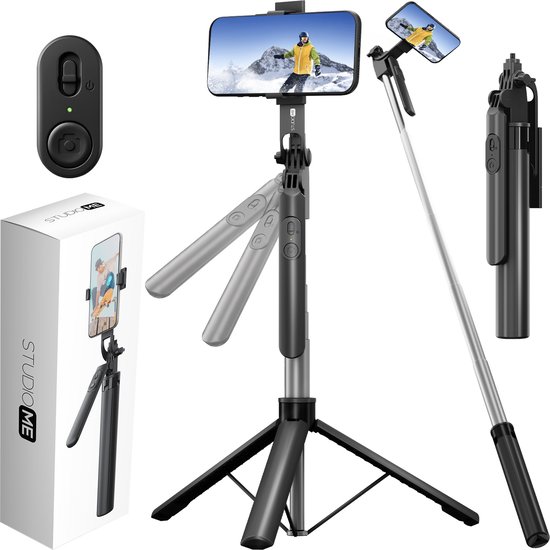 Studio ME selfie stick en statief met accessoires: Bluetooth remote, USB-C kabel, handleiding en de stick zelf.