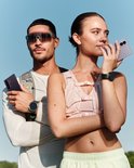 Man met sportbril en vrouw met paarse Samsung Galaxy Z Fold8 en donkergroene Samsung Galaxy Watch9.
