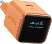 Oranje Anker lader met een zwart display waarop 'Charging iPhone 17 Pro Max' staat.
