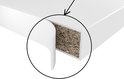 Close-up van witte plaatmateriaal met een opengewerkt deel dat de spaanplaatstructuur toont.